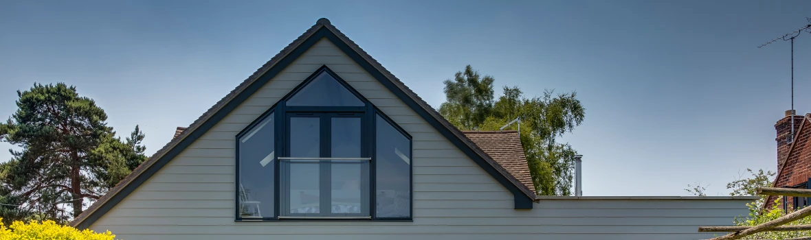 Haus eingekleidet mit grau-grünen Fassadenplatten 