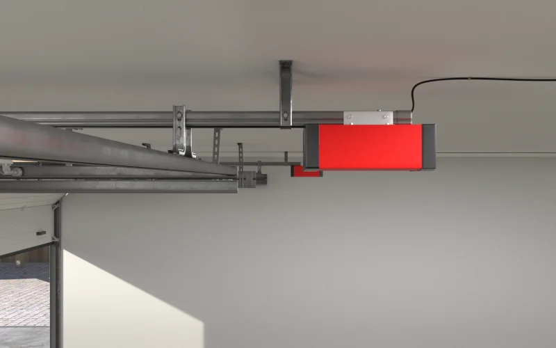 Garagentor und der Antrieb an der Decke der Garage befestigt