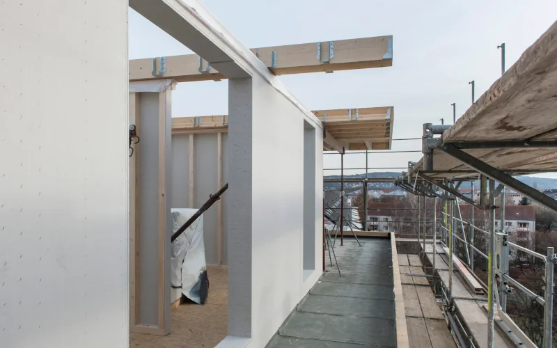 Haus im Bau mit Fertigteilen und Gerüsten
