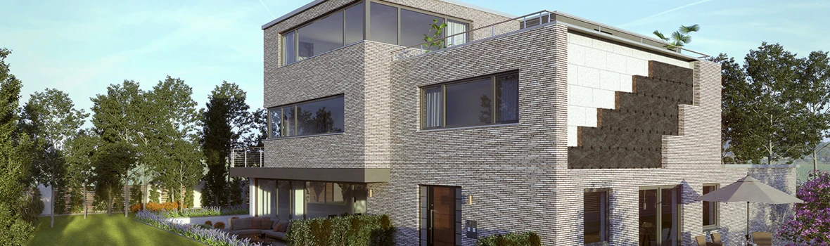Ein Haus mit einem Garten und Bäumen im Hintergrund. Ein Teil der Fassade ist offen und zeigt die Kerndämmung der Außenwand.