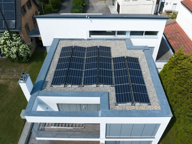 PV-Anlage auf einem Dach mit Mineralfaserdämmung nach DIN-Norm mit Schutzniveau der FDR