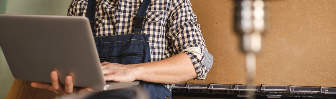 Handwerker am Laptop