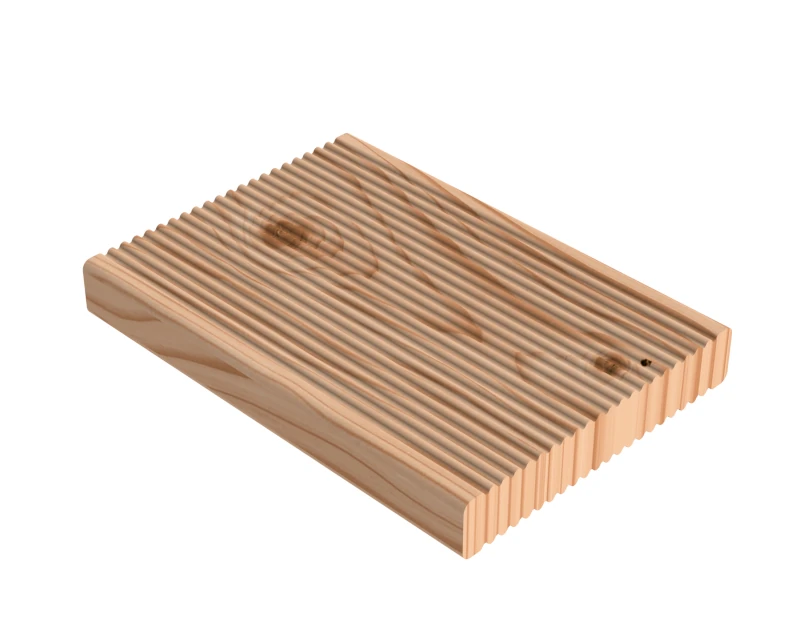 Ein Stück von einer Lärche-Terrassendiele mit geriffelter Oberfläche.