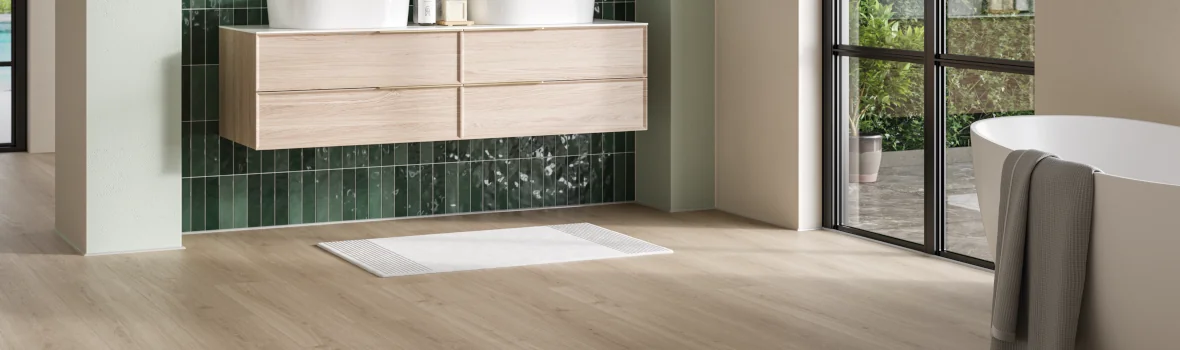 Badezimmer mit Waschtisch und Badewanne mit wasserfestem Vinyl-Bodenbelag