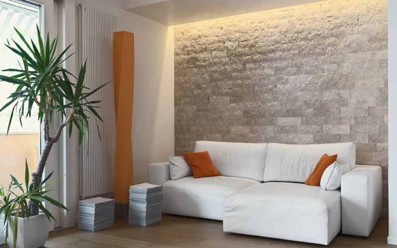 Weißes Sofa vor einer Wand mit Mauer-Optik