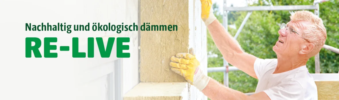 Mann bringt Dämmplatten an die Außenfassade an