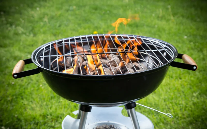 runder Holzkohle-Kugelgrill mit Rost und Feuer