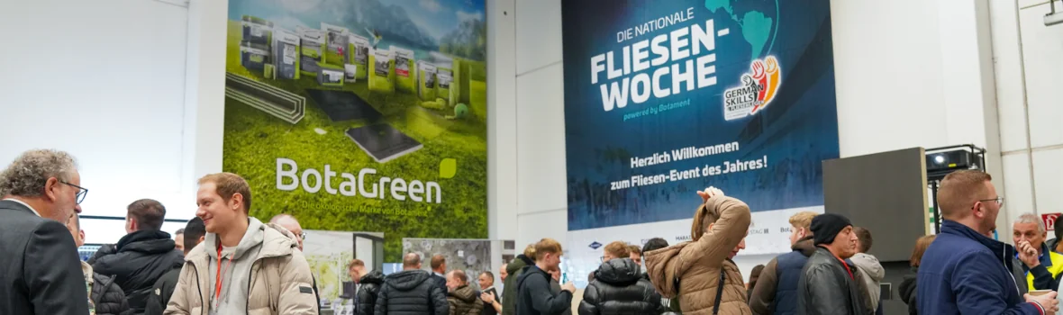 Messehalle der nationalen Fliesenwoche von Botament mit Besuchern