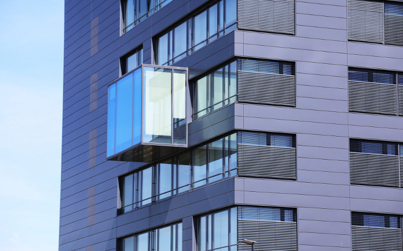 Haus mit Fensterfronten und verglasten Balkon