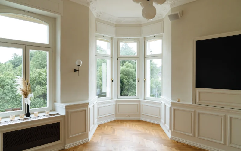 Wohnraum mit Bordüre und verwinkeltem Grundriss