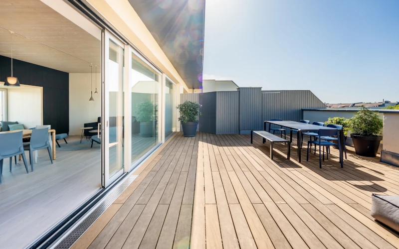 Barrierefreie Holzterrasse mit Schiebetür und Terrassenmöbeln