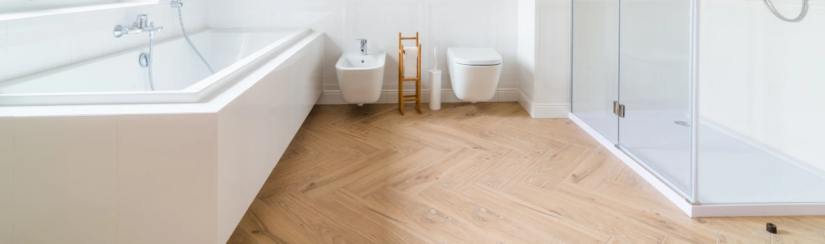 Badezimmer mit Bodenbelag in Holz-Optik
