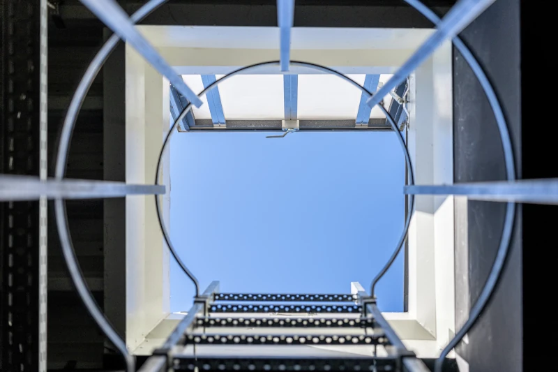 In der Decke von einer Autowerkstatt sind quadratische Dachfenster eingebaut. 