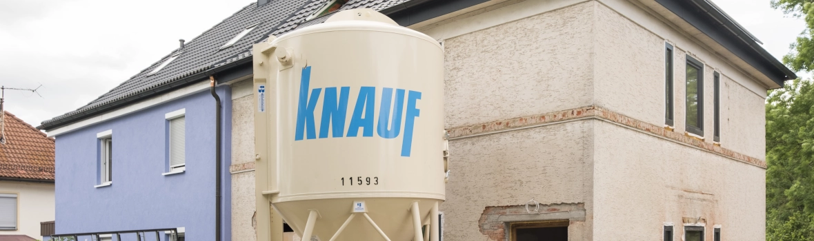 Umbau einer Doppelhaushälfte mit einem Knauf-Silo im Vordergrund