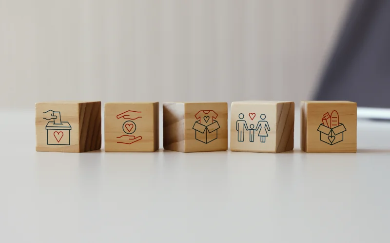 5 Holzwürfel mit Spendensymbolen drauf 