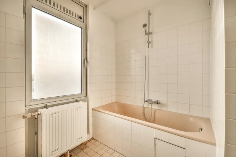 Unmodernes, renovierungsbedürftiges Badezimmer