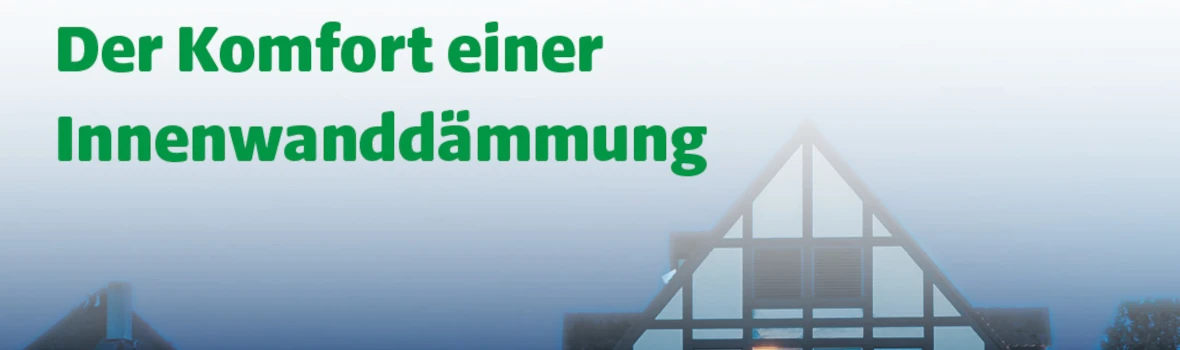 Nebliger Himmel über Hausdach mit Komfort einer Innenwanddämmung 