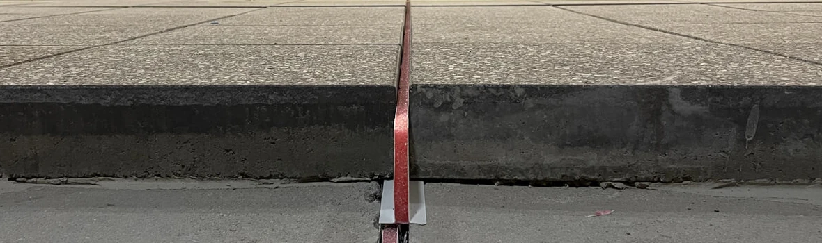Dehnfugenprofil zwischen Betonplatten zur Aufnahme von Bewegungen und Spannungen.
