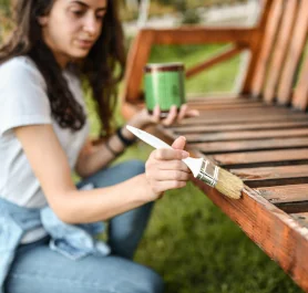 Gartenmöbel pflegen: Die besten Tipps für Holz, Metall und Kunststoff