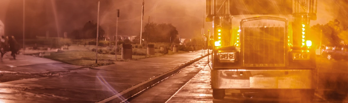 LKS steht in der Abenddämmerung auf einer nassen Straße 