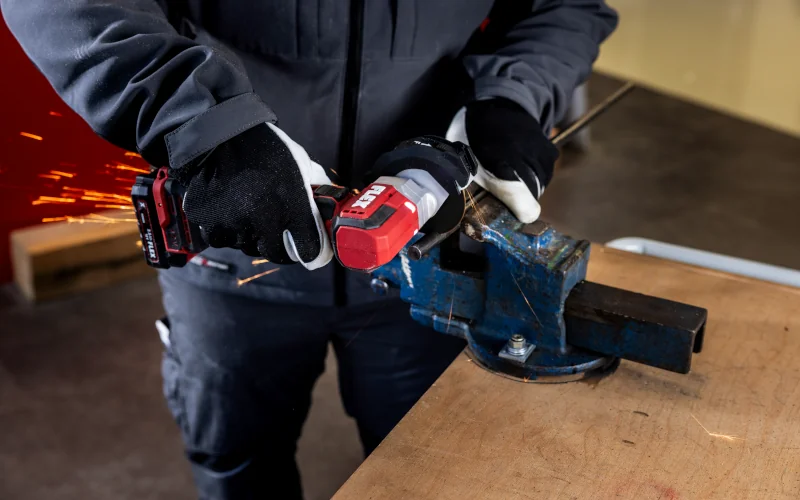 Flex Mini-Winkelschleifer schneidet einen Metallstab