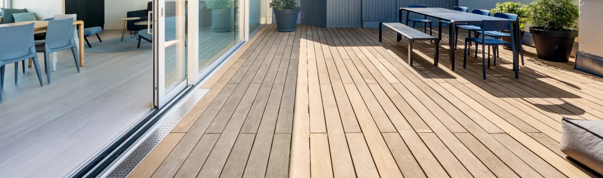 Barrierefreier Übergang einer Terrasse ins Haus