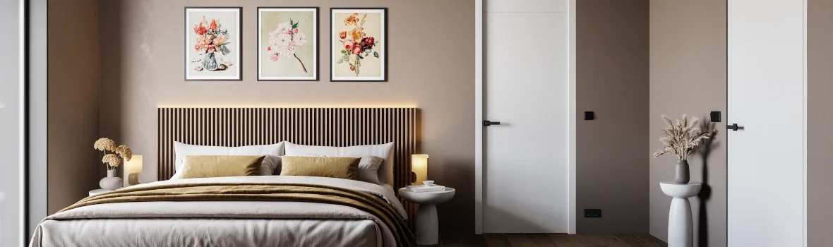 Schlafzimmer mit braunen Wänden, weißen Decken und weißer Zimmertür