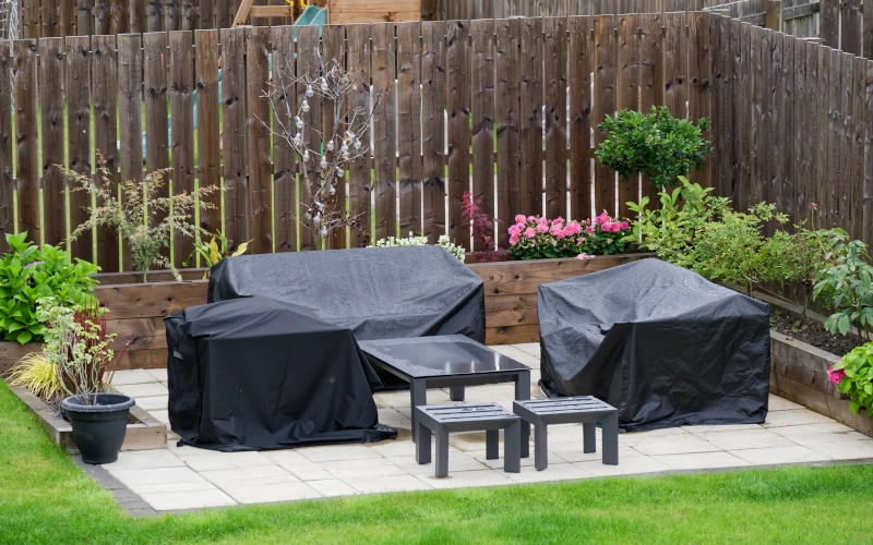 Gartenmöbel werden für den Winter mit Bedeckungen vorbereitet