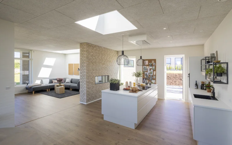 ein offener, heller Wohnraum mit Flachdach-Fenster in der Decke
