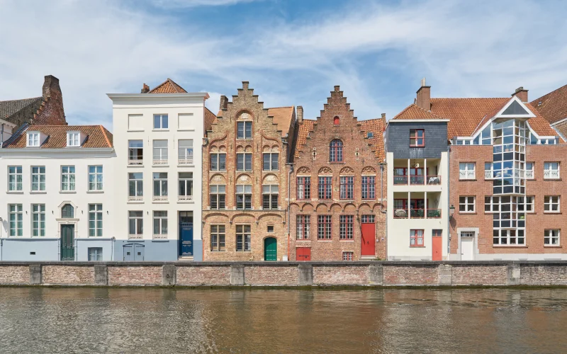 bunte Altstadt direkt an einem Fluss gelegen