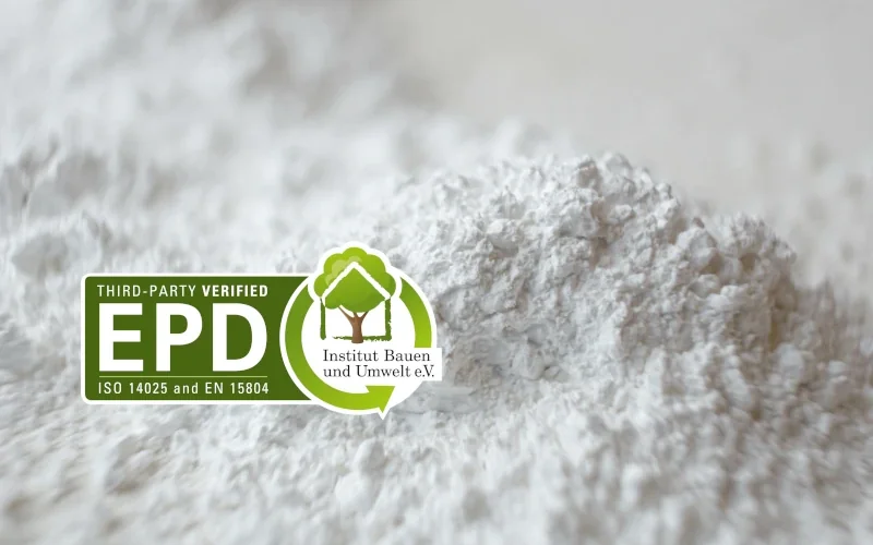 Gipsfaser in Pulverform auf einem Haufen und einem Siegel daneben