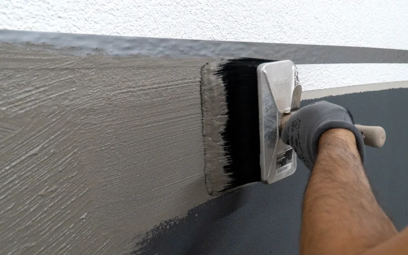 Knauf Dichtschlamm wird auf die Fassade aufgetragen