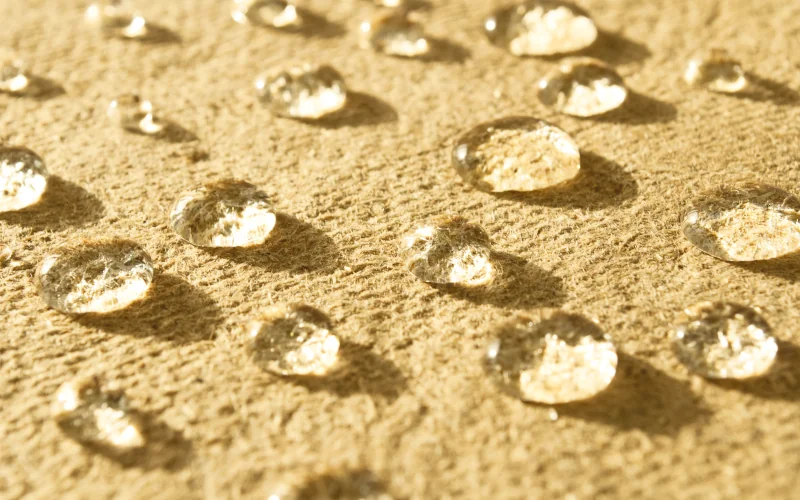 Nahaufnahme Dämmplatte mit Wassertropfen darauf die nicht einsickern