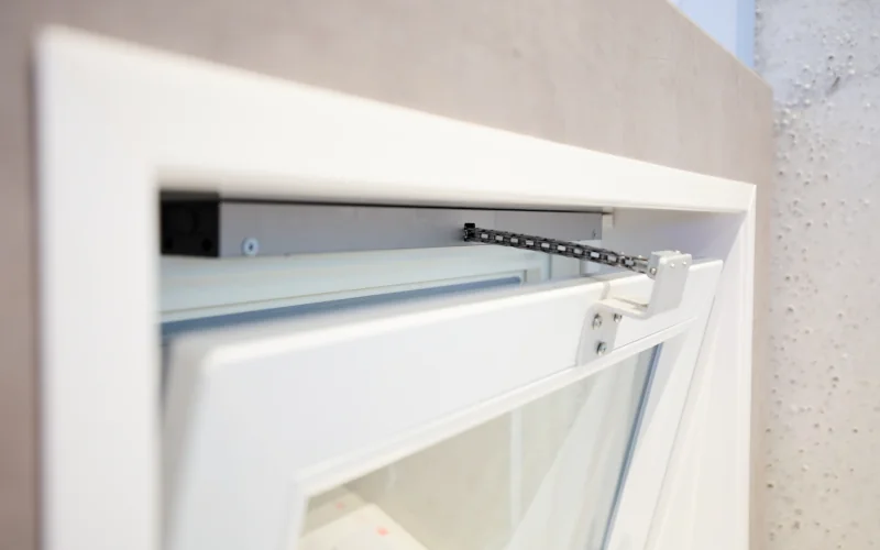Der Fensterantrieb öffnet und schließt das Kellerfenster automatisch, gesteuert durch Klimasensoren 