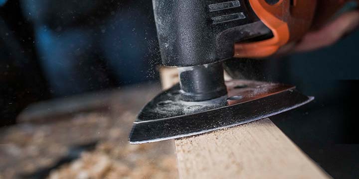 Nahaufnahme von Holz, welches mit Holzschleifer geschliffen wird 