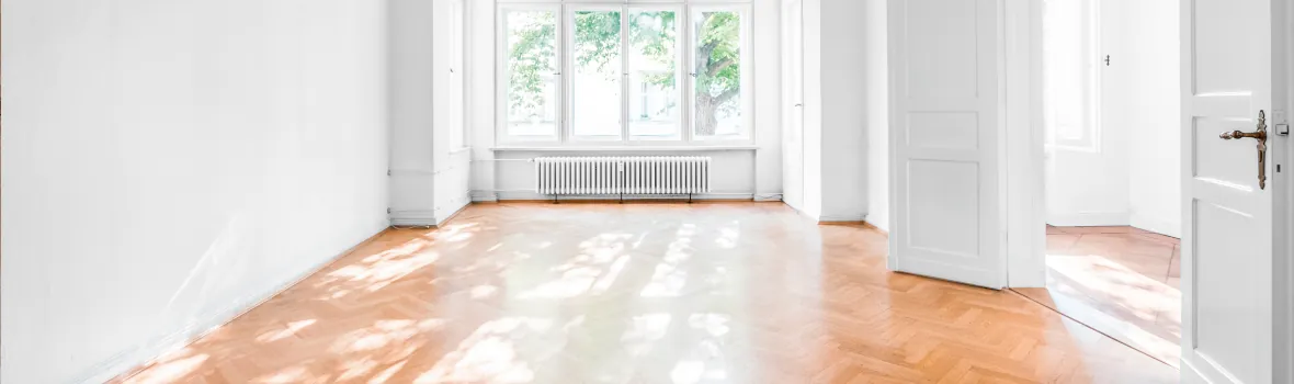 leerer Wohnraum eines Altbau-Gebäudes 