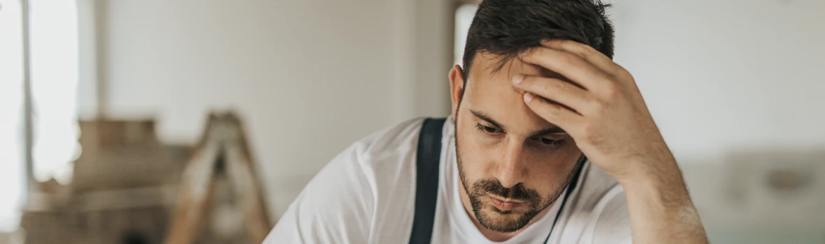 Handwerker denkt nach