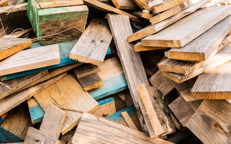 Alte zerbrochene Holzlatten liegen auf einem Haufen