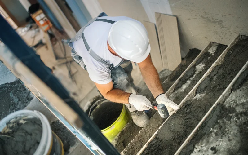 Handwerker bereitet ein Treppenfundament vor 