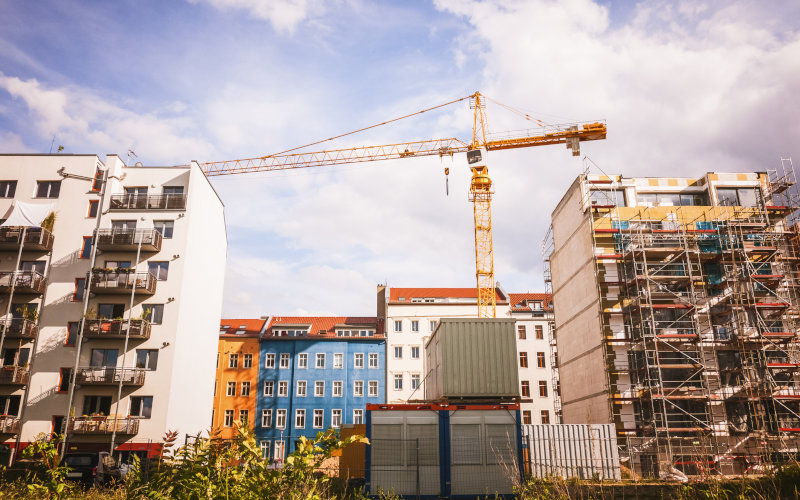 Hochhausbau mit Kran und Gerüst