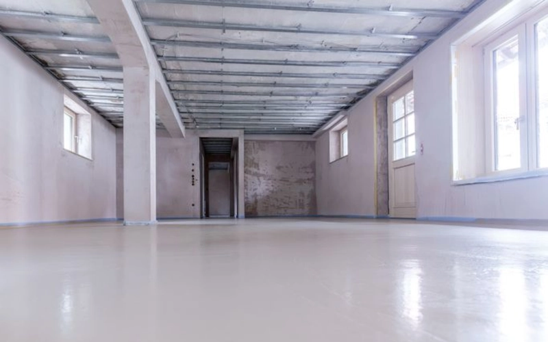 Knauf N 440 Sprint spielt seine Stärken vor allem in der Sanierung aus. Schlanke Konstruktionen ab 10 mm Aufbauhöhe lassen sich in kürzester Zeit realisieren. Je nach Einbauhöhe ist der Estrich bereits nach wenigen Tagen belegreif.