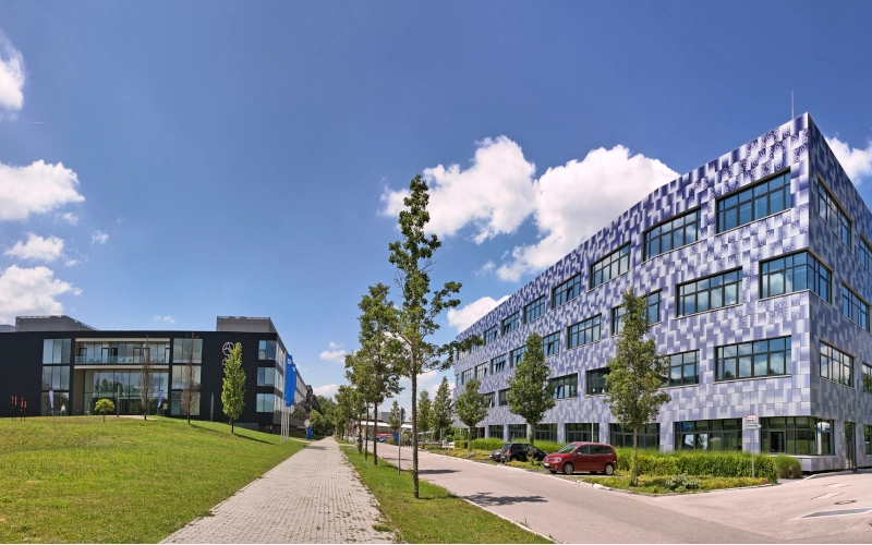 Panoramablick auf die Gebäude und Architektur des Campus und Forschungszentrums der TUM (Technische Universität München