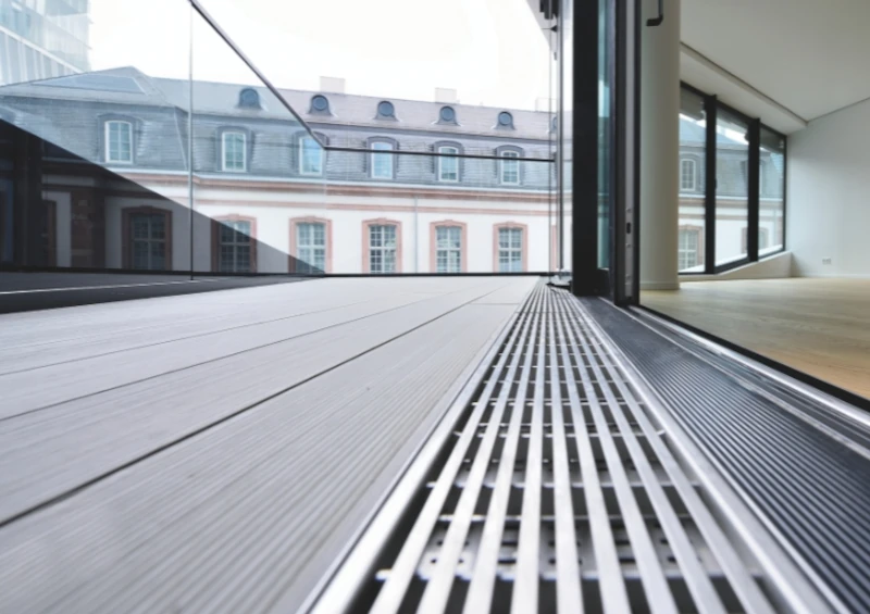 Eingebaute Fassadenrinne am Übergang zur Terrasse