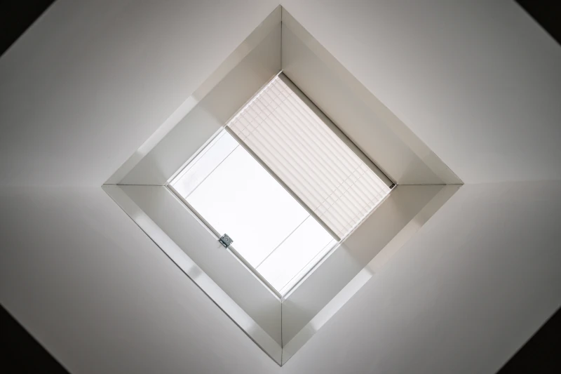In der Decke von einer Autowerkstatt sind quadratische Dachfenster eingebaut. 