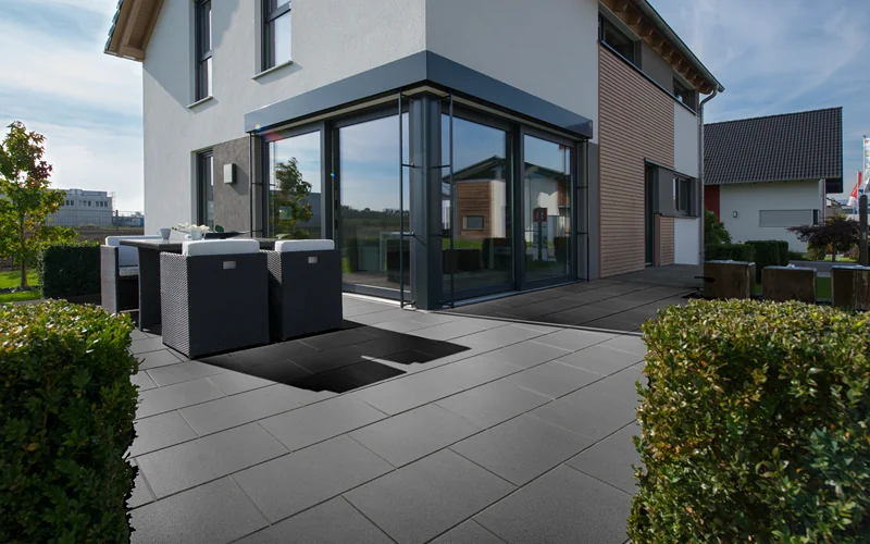 Außenbereich eines Hauses mit Terrassenmöbeln