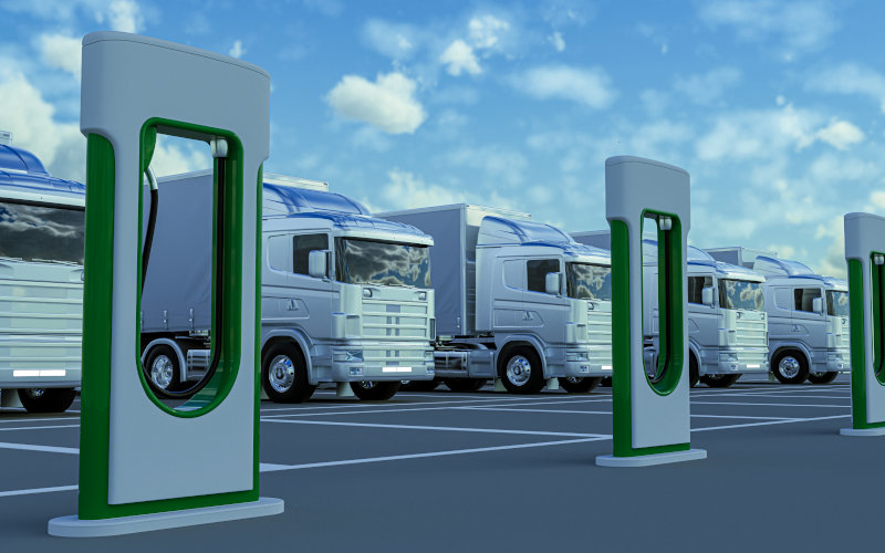 Ladestationen für Elektro-LKWs auf Parkplatz.