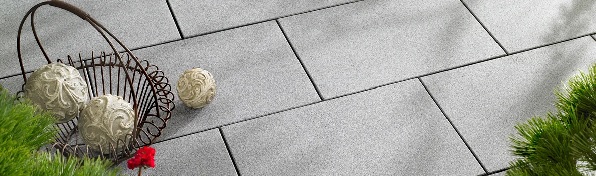 graue Terrassenplatten mit Deko