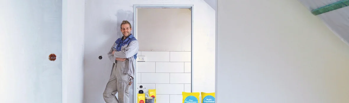 Handwerker steht in einem Raum der saniert wird mit Produkten von SG Isover