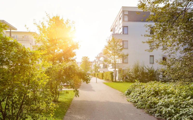 Wohngegend mit viel Grünfläche und Bäumen
