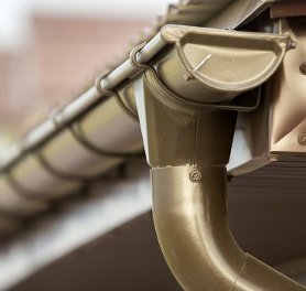 Dachrinnen, Flachdächer und Carport-Dächer richtig säubern und schützen